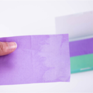 استخدام ورق التنشيف التجميلي والوسائد الطبية