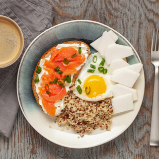 الحرص على تناول وجبة فطور غنية بالبروتين