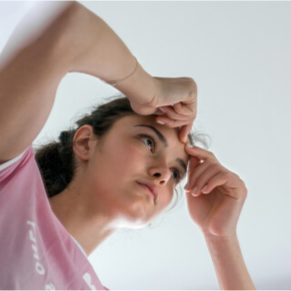 عدم اللعب بحبوب الوجه 