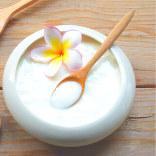 1. اللبن أو الزبادي