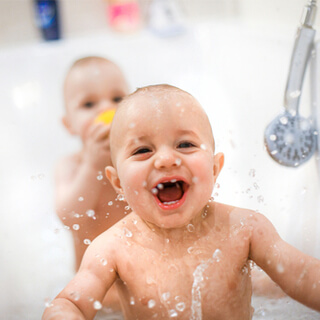 اتباع الممارسات الصحيحة أثناء استحمام الطفل