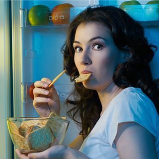 4. تجنب وجبات الأكل الليلية 4. تجنب وجبات الأكل الليلية