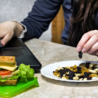 1. يُعزز الشبع ويُقلل الشهيّة