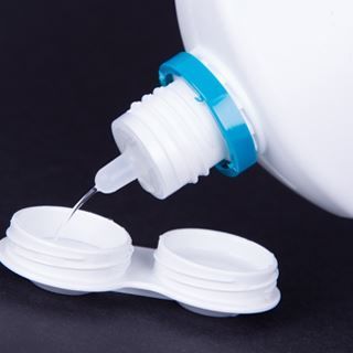 2. تنظيف وتعقيم العدسات