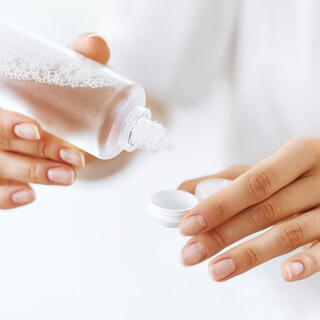 3. تغيير محلول العدسات