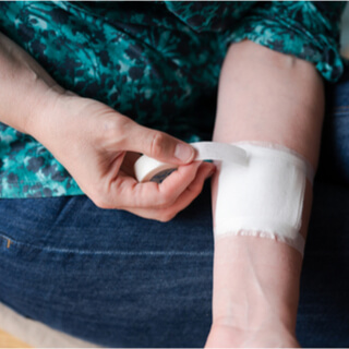 4. شريط لاصق وشاش معقم وضمادات لاصقة 4. شريط لاصق وشاش معقم وضمادات لاصقة