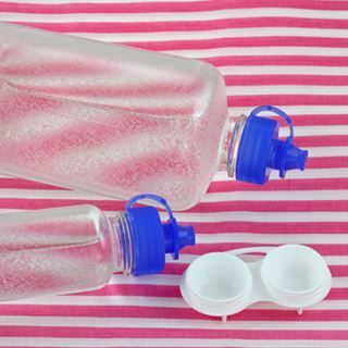 4. عدم استخدام سائل غير معد للعدسات