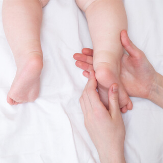 4. اختلاف في طيات الساقين