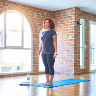 1. وضعية تاداسانا (Tadasana)