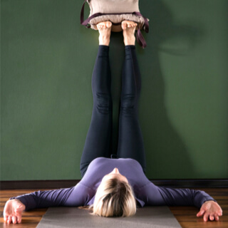 7. وضعية وضع الساقين على الحائط (Legs-up-the-Wall Pose)