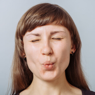 2. التنفس مع زم الشفاه 