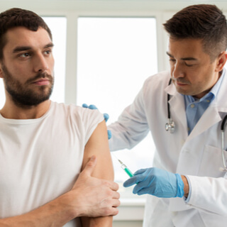 3. تلقي مطعومي الإنفلونزا والتهاب الرئة