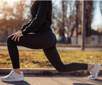 2. المشي باندفاع (The Walking Lunge)