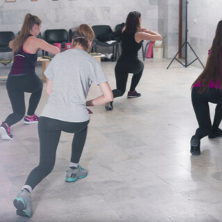 7. تمرين رفع الساق العكسي (Ballet Booty exercise)