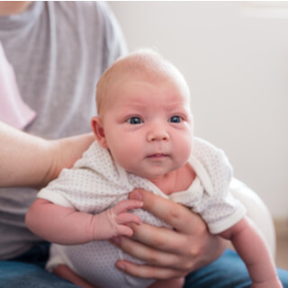 2. التجشؤ مع جلوس الرضيع بحضنك 2. التجشؤ مع جلوس الرضيع بحضنك