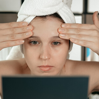 1. تدليك الجبين