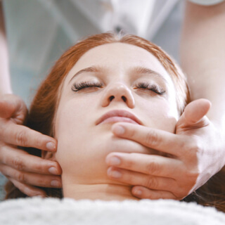 5. تدليك منطقة الذقن