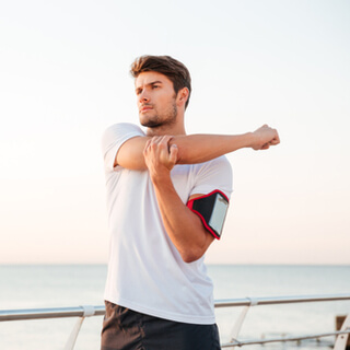 5. تمدد الذراع المتقاطعة Crossover Arm Stretch