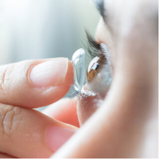 كيفية وضع العدسات اللاصقة