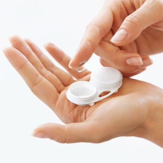 الخطوة الثانية: افتح عبوة العدسات اللاصقة