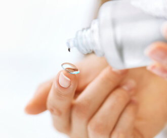 الخطوة الثالثة:اغسل العدسة بالمحلول الخاص بها