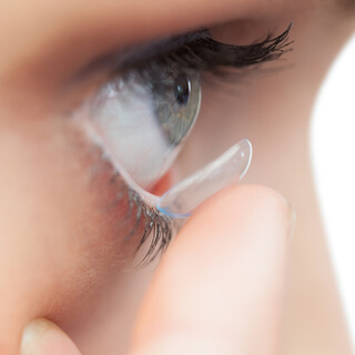 الخطوة الخامسة: ضع العدسة في العين