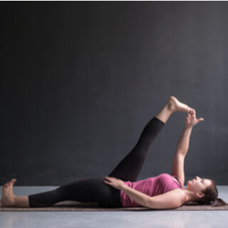 4. إمالة اليد إلى إصبع القدم الكبيرة  (Reclining Hand-to-Big Toe Stretch)