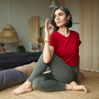 4.تمرين إطالة العامود الفقري أثناء الجلوس (Sitting spinal stretch)