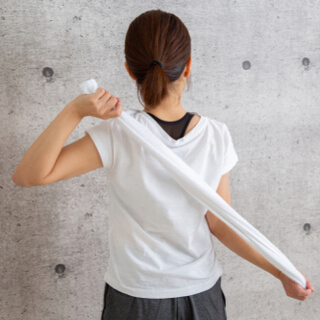 6. الإطالة باستخدام المنشفة ( The Towel Stretch) 6. الإطالة باستخدام المنشفة ( The Towel Stretch)