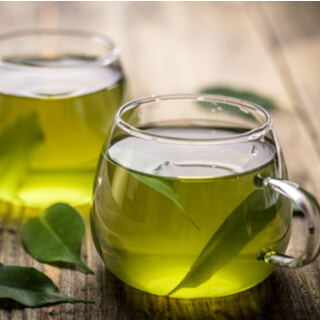 4.شرب الشاي الأخضر