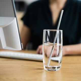 4. استخدم القشة أو الماصة