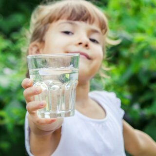 طرق زيادة شرب الماء للأطفال