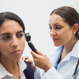 1. الذهاب للطبيب لتنظيف الأذن 1. الذهاب للطبيب لتنظيف الأذن