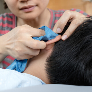 3. تنظيف الأذن من الخارج بقطعة قماش  3. تنظيف الأذن من الخارج بقطعة قماش