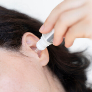 أمور يجب تجنبها أثناء تنظيف الأذن أمور يجب تجنبها أثناء تنظيف الأذن