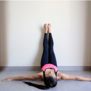 6.  وضعية الساقين على الحائط (Legs-up-the-Wall Pose)