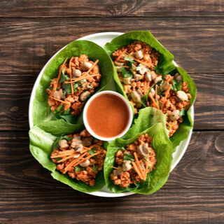 1. أكواب الخس بالدجاج