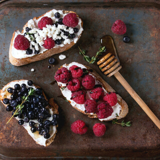 4. التوست مع العسل والجبن والتوت 