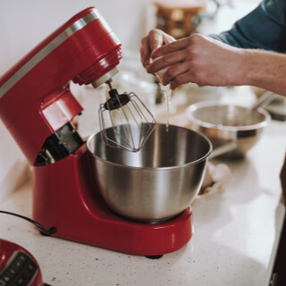 الخطوة الثانية: خفق البيض