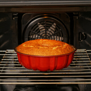 الخطوة السادسة: مراقبة الكيكة