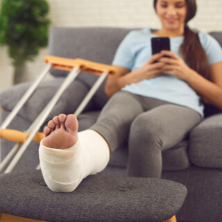 طرق تخفيف الألم والتورم بعد وضع الجبيرة طرق تخفيف الألم والتورم بعد وضع الجبيرة