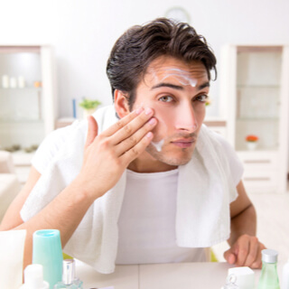 سد المسامات بعد إزالة الشعر بالشفرة (الحلاقة)