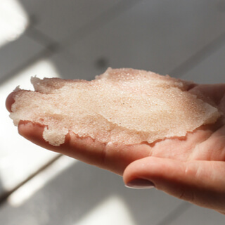 1. تقشير المسامات وتنظيفها