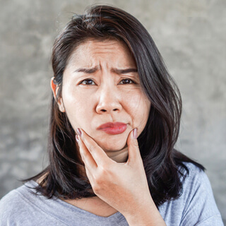 هل زراعة الحواجب مؤلمة؟