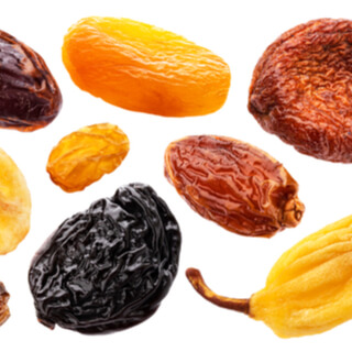 6. الزبيب والتمر والبرقوق