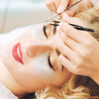 العناية بالرموش بالصور