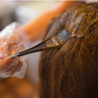 تطبيق الحنة على الشعر