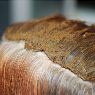 تطبيق الحنة على جذور الشعر