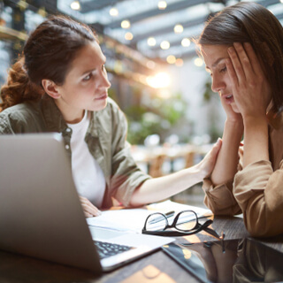 2. التحدث مع أحد الأصدقاء