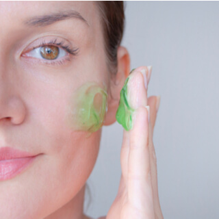 3. طريقة استخدام جل الصبار لترطيب البشرة